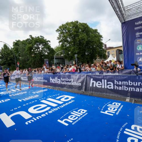 29.06.2025 - hella hamburg halbmarathon Zöllner http://msf.ph/oto/8406648 29.06.2025 10:41:36 Ziel 2579, 4893, 5987, 8358, 9885, 10894, 12588, 13457, 13714, 14275, 16084, 17159, 17882, 18442, 18491 meine-sportfotos.de