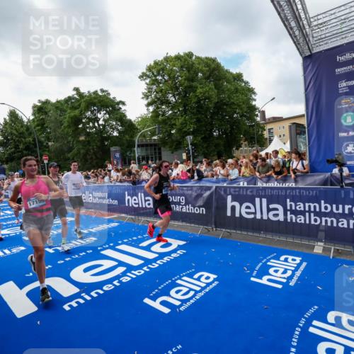 29.06.2025 - hella hamburg halbmarathon Zöllner http://msf.ph/oto/8406656 29.06.2025 10:41:37 Ziel 2579, 5987, 8358, 9885, 10894, 12588, 13457, 13714, 14275, 16084, 17159, 18442, 18491 meine-sportfotos.de