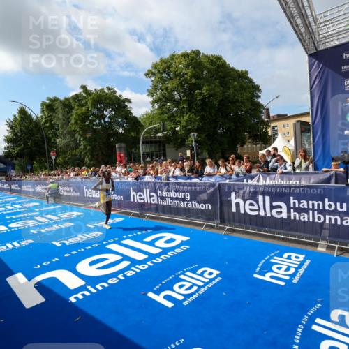 29.06.2025 - hella hamburg halbmarathon Zöllner http://msf.ph/oto/8406657 29.06.2025 10:11:12 Ziel 46 meine-sportfotos.de
