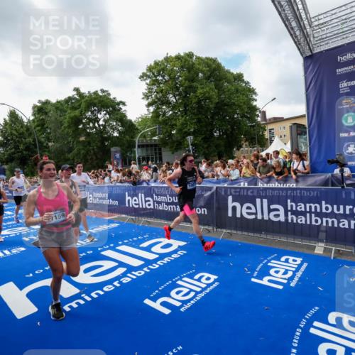 29.06.2025 - hella hamburg halbmarathon Zöllner http://msf.ph/oto/8406661 29.06.2025 10:41:37 Ziel 2579, 5987, 8358, 9885, 10894, 12588, 13457, 13714, 14275, 16084, 17159, 18442, 18491 meine-sportfotos.de
