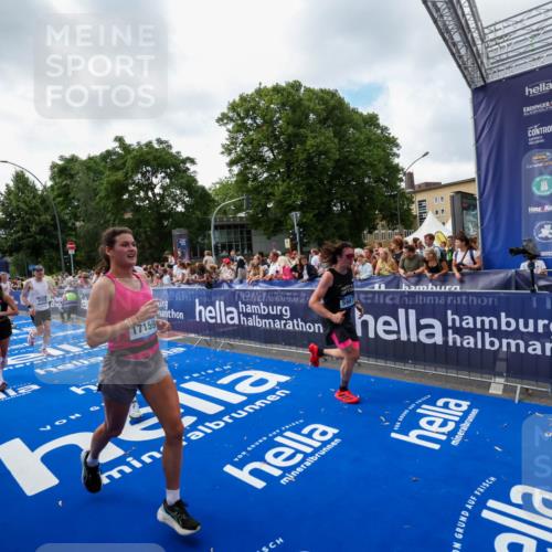 29.06.2025 - hella hamburg halbmarathon Zöllner http://msf.ph/oto/8406666 29.06.2025 10:41:38 Ziel 2579, 5987, 8358, 9885, 10894, 12588, 13457, 13714, 14275, 16084, 17159, 18442, 18491 meine-sportfotos.de
