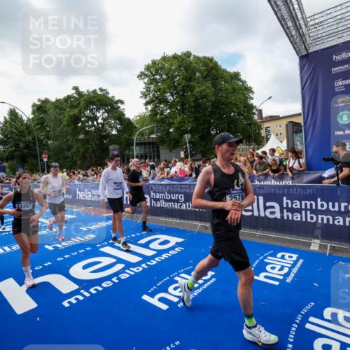 29.06.2025 - hella hamburg halbmarathon Zöllner http://msf.ph/oto/8406685 29.06.2025 10:41:38 Ziel 2579, 5987, 8358, 9885, 10894, 12588, 13457, 13714, 14275, 16084, 17159, 18442, 18491 meine-sportfotos.de