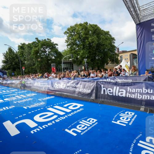 29.06.2025 - hella hamburg halbmarathon Zöllner http://msf.ph/oto/8406690 29.06.2025 10:11:59 Ziel 36 meine-sportfotos.de