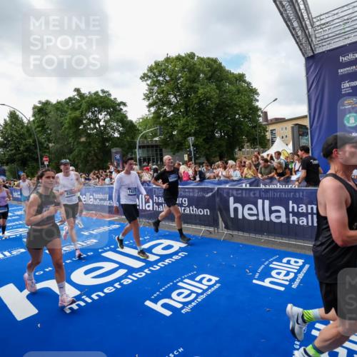 29.06.2025 - hella hamburg halbmarathon Zöllner http://msf.ph/oto/8406692 29.06.2025 10:41:39 Ziel 2579, 8358, 9640, 9885, 10894, 12588, 13457, 13714, 14275, 16084, 18442, 18491 meine-sportfotos.de