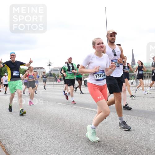 29.06.2025 - hella hamburg halbmarathon Lena Gebhardt http://msf.ph/oto/8406697 29.06.2025 10:58:47 Lombardsbrücke 17874, 10026, 6927, 13784, 010, 7933, 17164, 1326, 1365, 1380, 1514, 1646, 1845, 2057, 2449, 2621, 2649, 2929, 3231, 3373, 3416, 3540, 3565, 3868, 3966, 4042, 4043, 4225, 4294, 4312, 4577, 4648, 5016, 5159, 5211, 5400, 5655, 5732, 5988, 6010, 6167, 6301, 6330, 6341, 6554, 6588, 6633, 6638, 6702, 6927, 7095, 7096, 7443, 7870, 7933, 7957, 7967, 8489, 8545, 8547, 8592, 8631, 8701, 8752, 9123, 9221, 9225, 9239, 9563, 9889, 9960, 9982, 10498 meine-sportfotos.de