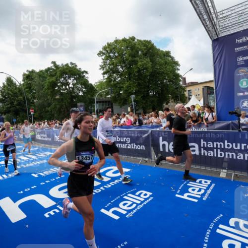 29.06.2025 - hella hamburg halbmarathon Zöllner http://msf.ph/oto/8406700 29.06.2025 10:41:39 Ziel 2579, 8358, 9640, 9885, 10894, 12588, 13457, 13714, 14275, 16084, 18442, 18491 meine-sportfotos.de