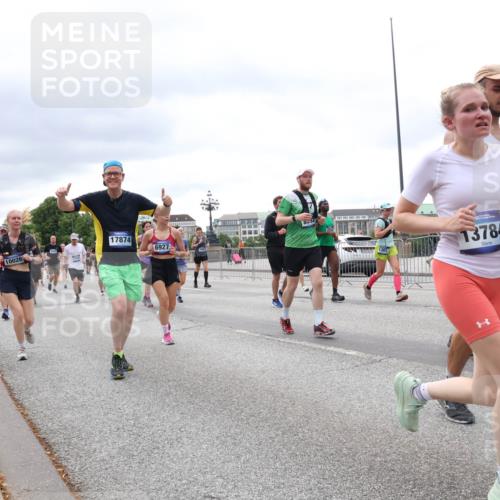 29.06.2025 - hella hamburg halbmarathon Lena Gebhardt http://msf.ph/oto/8406707 29.06.2025 10:58:47 Lombardsbrücke 17874, 10026, 6927, 13784, 17164, 1326, 1365, 1380, 1514, 1646, 1845, 2057, 2449, 2621, 2649, 2929, 3231, 3373, 3416, 3540, 3565, 3868, 3966, 4042, 4043, 4225, 4294, 4312, 4577, 4648, 5016, 5159, 5211, 5400, 5655, 5732, 5988, 6010, 6167, 6301, 6330, 6341, 6554, 6588, 6633, 6638, 6702, 6927, 7095, 7096, 7443, 7870, 7933, 7957, 7967, 8489, 8545, 8547, 8592, 8631, 8701, 8752, 9123, 9221, 9225, 9239, 9563, 9889, 9960, 9982, 10498 meine-sportfotos.de