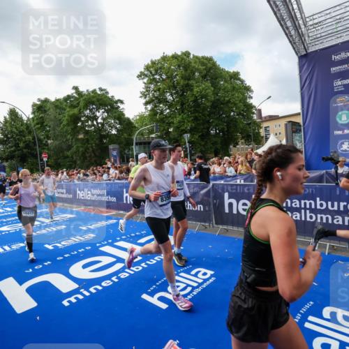 29.06.2025 - hella hamburg halbmarathon Zöllner http://msf.ph/oto/8406708 29.06.2025 10:41:39 Ziel 2579, 8358, 9640, 9885, 10894, 12588, 13457, 13714, 14275, 16084, 18442, 18491 meine-sportfotos.de