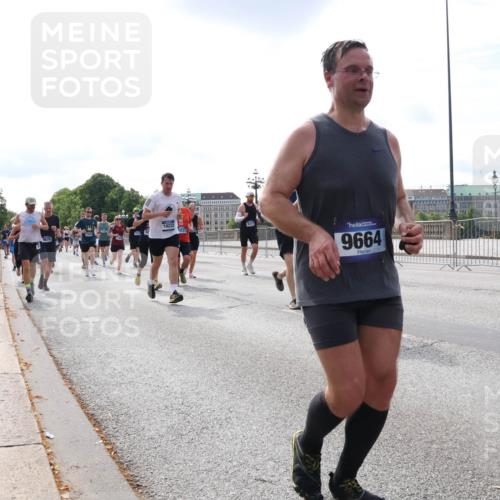 29.06.2025 - hella hamburg halbmarathon Lena Gebhardt http://msf.ph/oto/8406719 29.06.2025 10:16:42 Lombardsbrücke 10232, 9664, 1117, 1212, 1240, 1244, 1403, 1599, 1602, 1825, 2347, 2912, 3030, 3088, 3134, 3156, 3176, 3450, 3484, 3648, 3687, 4478, 4583, 4637, 5036, 5037, 5294, 6024, 6328, 6488, 6742, 6941, 6948, 7114, 7115, 7158, 7358, 7360, 7753, 7924, 7928, 8295, 8317, 8513, 8597, 8619, 8645, 8707, 8847, 8857, 9091, 9208, 9332, 9492, 9628, 9664, 9676, 9810, 9881, 10076, 10139, 10141, 10183, 10232, 11344, 11345 meine-sportfotos.de