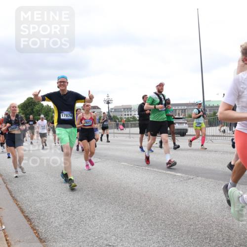 29.06.2025 - hella hamburg halbmarathon Lena Gebhardt http://msf.ph/oto/8406723 29.06.2025 10:58:47 Lombardsbrücke 17874, 10026, 927, 15784, 1719, 1326, 1365, 1380, 1514, 1646, 1845, 2057, 2449, 2621, 2649, 2929, 3231, 3373, 3416, 3540, 3565, 3868, 3966, 4042, 4043, 4225, 4294, 4312, 4577, 4648, 5016, 5159, 5211, 5400, 5655, 5732, 5988, 6010, 6167, 6301, 6330, 6341, 6554, 6588, 6633, 6638, 6702, 6927, 7095, 7096, 7443, 7870, 7933, 7957, 7967, 8489, 8545, 8547, 8592, 8631, 8701, 8752, 9123, 9221, 9225, 9239, 9563, 9889, 9960, 9982, 10498 meine-sportfotos.de