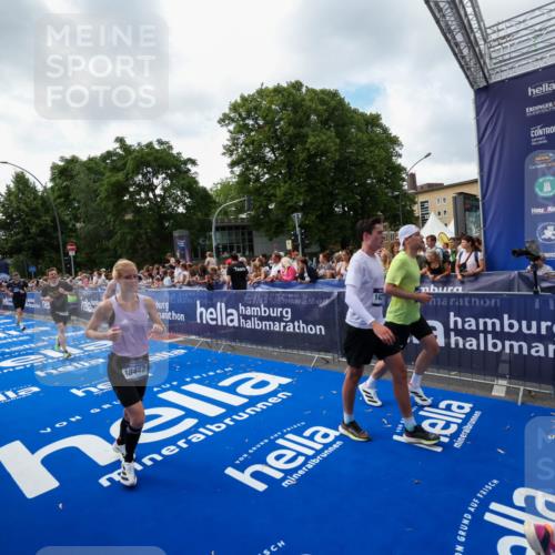 29.06.2025 - hella hamburg halbmarathon Zöllner http://msf.ph/oto/8406727 29.06.2025 10:41:40 Ziel 8358, 9640, 9885, 10894, 13457, 13714, 14275, 16084, 18442, 18491 meine-sportfotos.de