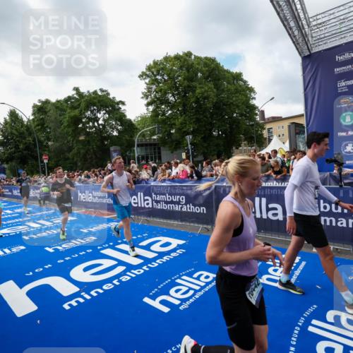 29.06.2025 - hella hamburg halbmarathon Zöllner http://msf.ph/oto/8406735 29.06.2025 10:41:41 Ziel 9640, 9885, 10894, 13714, 14275, 16084, 18442, 18491 meine-sportfotos.de