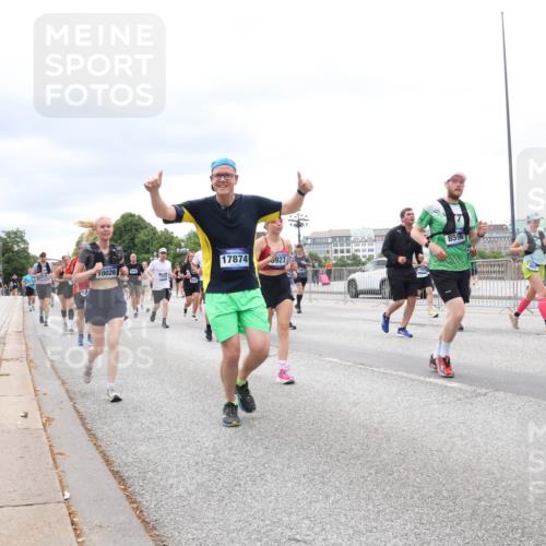 29.06.2025 - hella hamburg halbmarathon Lena Gebhardt http://msf.ph/oto/8406741 29.06.2025 10:58:48 Lombardsbrücke 8592, 17874, 10026, 927, 422, 1326, 1365, 1380, 1514, 1646, 1845, 2057, 2449, 2621, 2649, 2929, 3231, 3373, 3416, 3540, 3565, 3868, 3966, 4042, 4043, 4225, 4294, 4312, 4577, 4648, 5016, 5159, 5211, 5400, 5655, 5732, 5988, 6010, 6167, 6301, 6330, 6341, 6554, 6588, 6633, 6638, 6702, 6927, 7095, 7096, 7443, 7870, 7933, 7957, 7967, 8489, 8544, 8545, 8547, 8592, 8631, 8701, 8752, 9123, 9221, 9225, 9239, 9563, 9889, 9960, 9982, 10498 meine-sportfotos.de