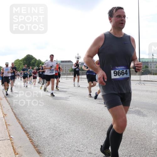 29.06.2025 - hella hamburg halbmarathon Lena Gebhardt http://msf.ph/oto/8406742 29.06.2025 10:16:42 Lombardsbrücke 8311, 10232, 9676, 9664, 1117, 1212, 1240, 1244, 1403, 1599, 1602, 1825, 2347, 2912, 3030, 3088, 3134, 3156, 3176, 3450, 3484, 3648, 3687, 4478, 4583, 4637, 5036, 5037, 5294, 6024, 6328, 6488, 6742, 6941, 6948, 7114, 7115, 7158, 7358, 7360, 7753, 7924, 7928, 8295, 8317, 8513, 8597, 8619, 8645, 8707, 8847, 8857, 9091, 9208, 9332, 9492, 9628, 9664, 9676, 9810, 9881, 10076, 10139, 10141, 10183, 10232, 11344, 11345 meine-sportfotos.de
