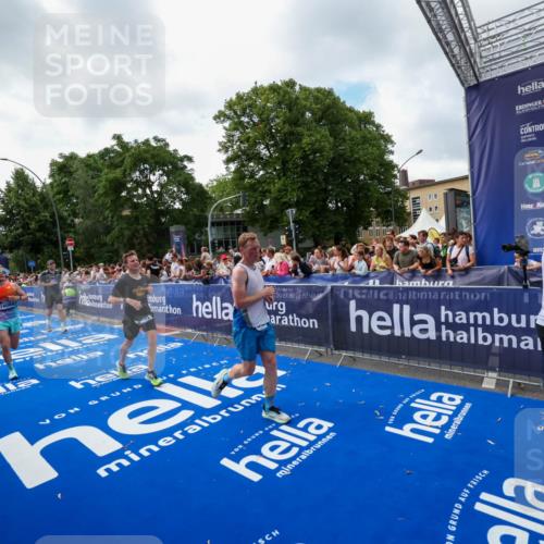 29.06.2025 - hella hamburg halbmarathon Zöllner http://msf.ph/oto/8406743 29.06.2025 10:41:41 Ziel 9640, 9885, 10894, 13714, 14275, 16084, 18442, 18491 meine-sportfotos.de