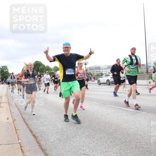 29.06.2025 - hella hamburg halbmarathon Lena Gebhardt http://msf.ph/oto/8406759 29.06.2025 10:58:48 Lombardsbrücke 10026, 17874, 927, 8592, 424, 1326, 1365, 1380, 1514, 1646, 1845, 2057, 2449, 2621, 2649, 2929, 3231, 3373, 3416, 3540, 3565, 3868, 3966, 4042, 4043, 4225, 4294, 4312, 4577, 4648, 5016, 5159, 5211, 5400, 5655, 5732, 5988, 6010, 6167, 6301, 6330, 6341, 6554, 6588, 6633, 6638, 6702, 6927, 7095, 7096, 7443, 7870, 7933, 7957, 7967, 8489, 8544, 8545, 8547, 8592, 8631, 8701, 8752, 9123, 9221, 9225, 9239, 9563, 9889, 9960, 9982, 10498 meine-sportfotos.de