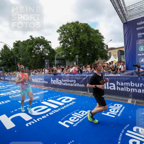 29.06.2025 - hella hamburg halbmarathon Zöllner http://msf.ph/oto/8406762 29.06.2025 10:41:42 Ziel 1512, 9640, 9885, 13714, 16084, 18491 meine-sportfotos.de