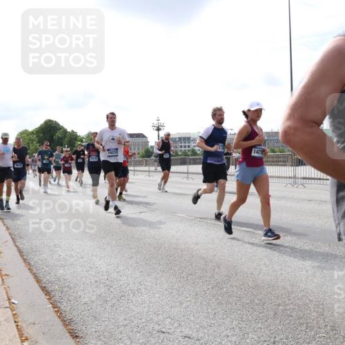 29.06.2025 - hella hamburg halbmarathon Lena Gebhardt http://msf.ph/oto/8406770 29.06.2025 10:16:43 Lombardsbrücke 10232, 1421, 21, 25, 17604, 9676, 9664, 1117, 1212, 1240, 1244, 1331, 1403, 1599, 1602, 1825, 2225, 2347, 2912, 3030, 3088, 3134, 3156, 3176, 3450, 3484, 3648, 3687, 4478, 4583, 5036, 5037, 5294, 6024, 6328, 6488, 6742, 6941, 6948, 7114, 7115, 7158, 7257, 7358, 7360, 7376, 7753, 7924, 7928, 8263, 8295, 8317, 8513, 8597, 8619, 8645, 8707, 8847, 8857, 9091, 9208, 9332, 9492, 9628, 9664, 9676, 9810, 10076, 10139, 10141, 10183, 10232, 11344, 11345 meine-sportfotos.de