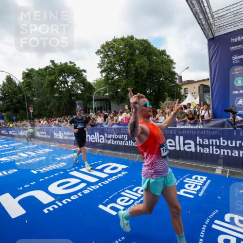 29.06.2025 - hella hamburg halbmarathon Zöllner http://msf.ph/oto/8406795 29.06.2025 10:41:43 Ziel 1512, 9640, 9885, 13714, 15535, 16084 meine-sportfotos.de
