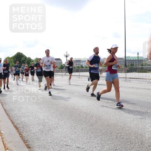 29.06.2025 - hella hamburg halbmarathon Lena Gebhardt http://msf.ph/oto/8406799 29.06.2025 10:16:43 Lombardsbrücke 3176, 1117, 1212, 1240, 1244, 1331, 1403, 1599, 1602, 1825, 2225, 2347, 2912, 3030, 3088, 3134, 3156, 3176, 3450, 3484, 3648, 3687, 4478, 4583, 5036, 5037, 5294, 6024, 6328, 6488, 6742, 6941, 6948, 7114, 7115, 7158, 7257, 7358, 7360, 7376, 7753, 7924, 7928, 8263, 8295, 8317, 8513, 8597, 8619, 8645, 8707, 8847, 8857, 9091, 9208, 9332, 9492, 9628, 9664, 9676, 9810, 10076, 10139, 10141, 10183, 10232, 11344, 11345 meine-sportfotos.de