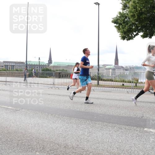 29.06.2025 - hella hamburg halbmarathon Lena Gebhardt http://msf.ph/oto/8406801 29.06.2025 10:24:29 Lombardsbrücke 1005, 1009, 1064, 1352, 1389, 1395, 2132, 2280, 2477, 2944, 3013, 3053, 3099, 3113, 3132, 3185, 3285, 3421, 3579, 3786, 4111, 4162, 4221, 4464, 4684, 4719, 4993, 5039, 5138, 5260, 5829, 5830, 5954, 6261, 6478, 6524, 6526, 6570, 7426, 7528, 7920, 7975, 8167, 8187, 8297, 9063, 10907, 11306, 11347, 11651, 11816, 11817, 12070, 12210, 12303, 13111, 13113, 13380, 13573, 13638, 13711, 14143, 15975, 17535 meine-sportfotos.de