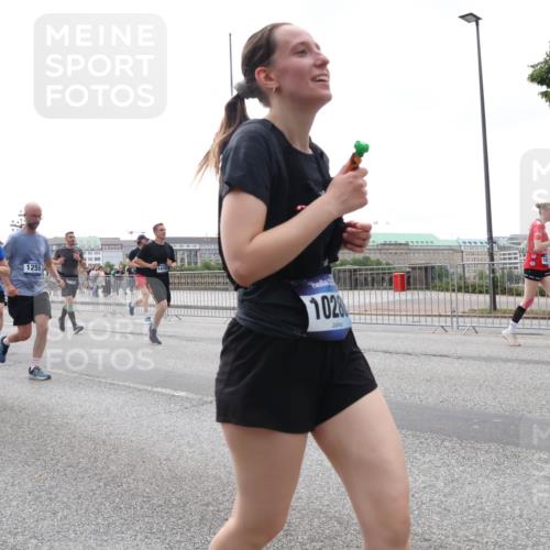29.06.2025 - hella hamburg halbmarathon Lena Gebhardt http://msf.ph/oto/8406805 29.06.2025 10:50:31 Lombardsbrücke 3805, 13887, 13846, 1259, 1028, 1259, 1828, 1930, 2047, 2200, 3184, 3203, 3229, 3647, 3680, 3701, 3710, 3805, 3838, 3897, 4090, 4168, 4642, 4695, 4961, 5119, 5131, 5997, 6680, 6830, 7133, 7161, 7505, 7677, 7721, 7722, 7755, 7938, 8254, 8299, 8833, 8834, 9096, 9168, 9605, 9933, 9940, 10060, 10286, 10437, 10617, 10744, 11426, 11696, 11716, 11760, 12079, 12392, 12393, 13127, 13128, 13381, 13744, 13846, 13887, 14102, 14144, 14505, 14591, 14940, 15017, 15230, 15416 meine-sportfotos.de