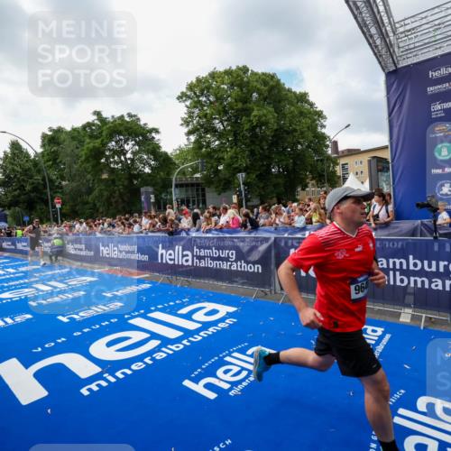 29.06.2025 - hella hamburg halbmarathon Zöllner http://msf.ph/oto/8406809 29.06.2025 10:41:47 Ziel 1512, 1763, 9640, 10415, 14346, 15535 meine-sportfotos.de