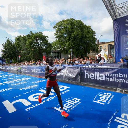 29.06.2025 - hella hamburg halbmarathon Zöllner http://msf.ph/oto/8406821 29.06.2025 10:12:02 Ziel 36 meine-sportfotos.de