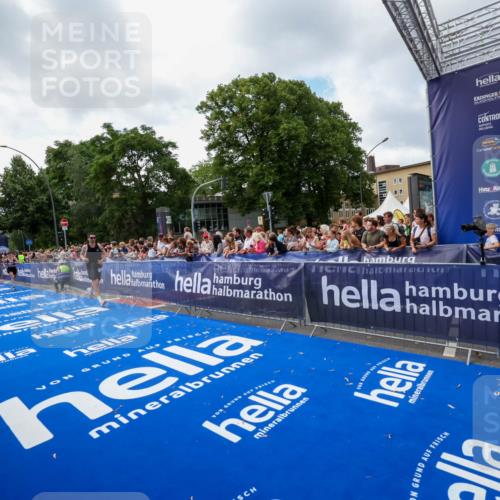 29.06.2025 - hella hamburg halbmarathon Zöllner http://msf.ph/oto/8406826 29.06.2025 10:41:48 Ziel 1512, 1763, 9640, 10415, 11765, 14346, 15535, 15935 meine-sportfotos.de