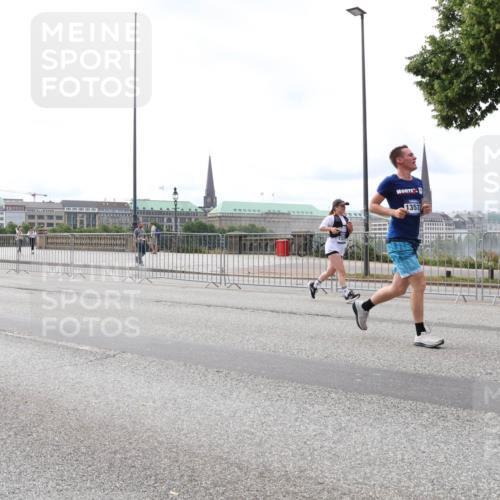 29.06.2025 - hella hamburg halbmarathon Lena Gebhardt http://msf.ph/oto/8406827 29.06.2025 10:24:29 Lombardsbrücke 13573, 1005, 1009, 1064, 1352, 1389, 1395, 2132, 2280, 2477, 2944, 3013, 3053, 3099, 3113, 3132, 3185, 3285, 3421, 3579, 3786, 4111, 4162, 4221, 4464, 4684, 4719, 4993, 5039, 5138, 5260, 5829, 5830, 5954, 6261, 6478, 6524, 6526, 6570, 7426, 7528, 7920, 7975, 8167, 8187, 8297, 9063, 10907, 11306, 11347, 11651, 11816, 11817, 12070, 12210, 12303, 13111, 13113, 13380, 13573, 13638, 13711, 14143, 15975, 17535 meine-sportfotos.de