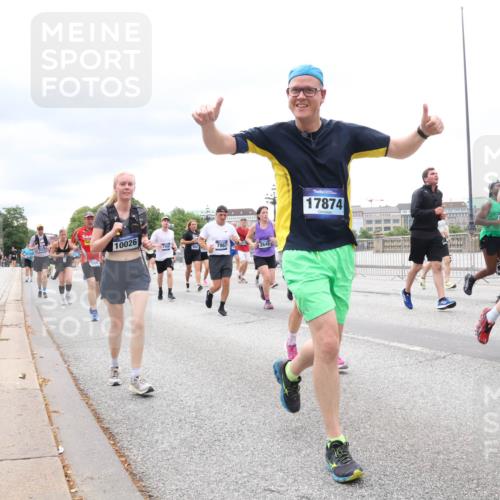 29.06.2025 - hella hamburg halbmarathon Lena Gebhardt http://msf.ph/oto/8406835 29.06.2025 10:58:48 Lombardsbrücke 10026, 17554, 2649, 17874, 9, 1326, 1365, 1380, 1514, 1646, 1845, 2057, 2449, 2621, 2649, 2929, 3231, 3373, 3416, 3540, 3565, 3868, 3966, 4042, 4043, 4225, 4294, 4312, 4577, 4648, 5016, 5159, 5211, 5400, 5655, 5732, 5988, 6010, 6167, 6301, 6330, 6341, 6554, 6588, 6633, 6638, 6702, 6927, 7095, 7096, 7443, 7870, 7933, 7957, 7967, 8489, 8544, 8545, 8547, 8592, 8631, 8701, 8752, 9123, 9221, 9225, 9239, 9563, 9889, 9960, 9982, 10498 meine-sportfotos.de
