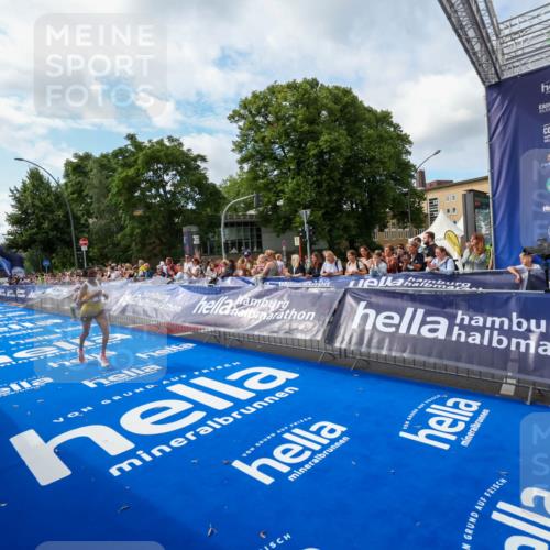29.06.2025 - hella hamburg halbmarathon Zöllner http://msf.ph/oto/8406855 29.06.2025 10:12:24 Ziel 39, 47 meine-sportfotos.de