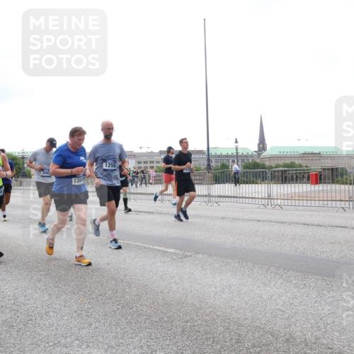 29.06.2025 - hella hamburg halbmarathon Lena Gebhardt http://msf.ph/oto/8406872 29.06.2025 10:50:31 Lombardsbrücke 3203, 3805, 204, 13846, 1259, 14102, 1259, 1828, 1930, 2047, 2200, 3184, 3203, 3229, 3647, 3680, 3701, 3710, 3805, 3838, 3897, 4090, 4168, 4642, 4695, 4961, 5119, 5131, 5997, 6680, 6830, 7133, 7161, 7505, 7677, 7721, 7722, 7755, 7938, 8254, 8299, 8833, 8834, 9096, 9168, 9605, 9933, 9940, 10060, 10286, 10437, 10617, 10744, 11426, 11696, 11716, 11760, 12079, 12392, 12393, 13127, 13128, 13381, 13744, 13846, 13887, 14102, 14144, 14505, 14591, 14940, 15017, 15230, 15416 meine-sportfotos.de