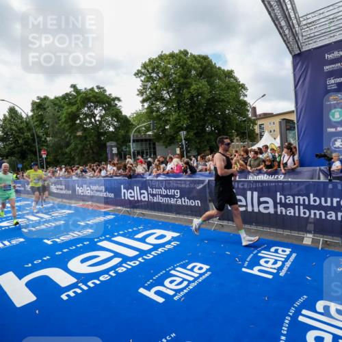 29.06.2025 - hella hamburg halbmarathon Zöllner http://msf.ph/oto/8406876 29.06.2025 10:41:50 Ziel 1512, 1763, 7092, 10415, 11765, 14346, 15535, 15935 meine-sportfotos.de