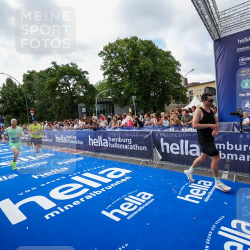 29.06.2025 - hella hamburg halbmarathon Zöllner http://msf.ph/oto/8406884 29.06.2025 10:41:50 Ziel 1512, 1763, 7092, 10415, 11765, 14346, 15535, 15935 meine-sportfotos.de