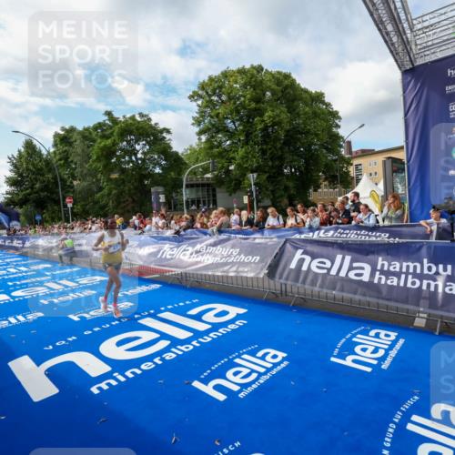 29.06.2025 - hella hamburg halbmarathon Zöllner http://msf.ph/oto/8406887 29.06.2025 10:12:24 Ziel 39, 47 meine-sportfotos.de