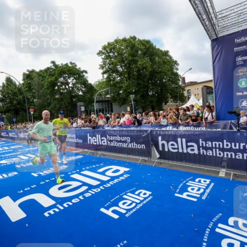 29.06.2025 - hella hamburg halbmarathon Zöllner http://msf.ph/oto/8406908 29.06.2025 10:41:51 Ziel 1512, 1763, 7092, 10415, 11765, 14346, 15521, 15535, 15935 meine-sportfotos.de