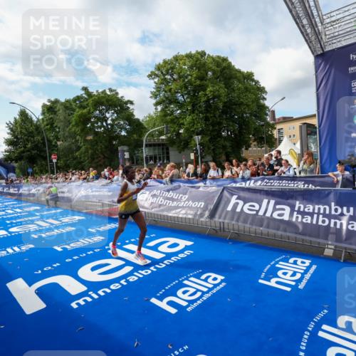29.06.2025 - hella hamburg halbmarathon Zöllner http://msf.ph/oto/8406915 29.06.2025 10:12:25 Ziel 39, 47 meine-sportfotos.de