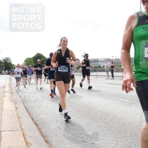 29.06.2025 - hella hamburg halbmarathon Lena Gebhardt http://msf.ph/oto/8406917 29.06.2025 10:41:22 Lombardsbrücke 8385, 16846, 11686, 5225, 4412, 4775, 1314, 1317, 1509, 1536, 1542, 1623, 1731, 2153, 2229, 2258, 2805, 3344, 3532, 3533, 3623, 4234, 4412, 4415, 4610, 4638, 4774, 5086, 5225, 5549, 5688, 5689, 5928, 5942, 6088, 6250, 6474, 6793, 6842, 6894, 7022, 7023, 7661, 7821, 7829, 8004, 8162, 8163, 8293, 8385, 8586, 8751, 8769, 8848, 8878, 8992, 9009, 9962, 10181, 10269, 10348, 10407, 10483, 10644, 10835, 11011, 11166 meine-sportfotos.de