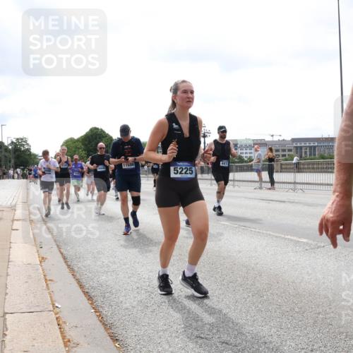 29.06.2025 - hella hamburg halbmarathon Lena Gebhardt http://msf.ph/oto/8406952 29.06.2025 10:41:23 Lombardsbrücke 5481, 11686, 16846, 5225, 4412, 1314, 1317, 1509, 1536, 1542, 1623, 1731, 2153, 2229, 2258, 2805, 3344, 3532, 3533, 3623, 4234, 4412, 4415, 4610, 4638, 4774, 5086, 5225, 5549, 5688, 5689, 5928, 5942, 6088, 6250, 6450, 6474, 6793, 6842, 6894, 7022, 7023, 7661, 7821, 7829, 8004, 8162, 8163, 8293, 8385, 8586, 8751, 8769, 8848, 8878, 8992, 9962, 10181, 10269, 10348, 10407, 10483, 10644, 10835, 11011, 11166 meine-sportfotos.de