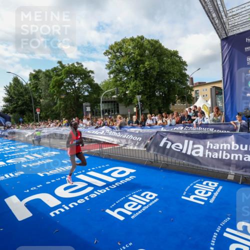 29.06.2025 - hella hamburg halbmarathon Zöllner http://msf.ph/oto/8406967 29.06.2025 10:12:27 Ziel 39 meine-sportfotos.de