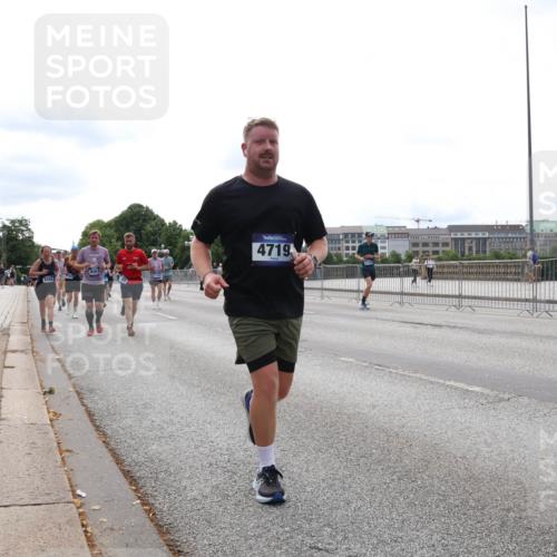 29.06.2025 - hella hamburg halbmarathon Lena Gebhardt http://msf.ph/oto/8406972 29.06.2025 10:24:30 Lombardsbrücke 4719, 1005, 1009, 1064, 1352, 1389, 1395, 2132, 2280, 2477, 2944, 3013, 3053, 3099, 3113, 3132, 3185, 3285, 3421, 3579, 3786, 4111, 4162, 4221, 4464, 4684, 4719, 4993, 5039, 5138, 5829, 5830, 5954, 6261, 6478, 6524, 6526, 6570, 7426, 7528, 7920, 7975, 8167, 8187, 8297, 9063, 10907, 11306, 11347, 11651, 11816, 11817, 12070, 12210, 12303, 13111, 13113, 13380, 13573, 13638, 13711, 14143, 14898, 15975, 17535 meine-sportfotos.de