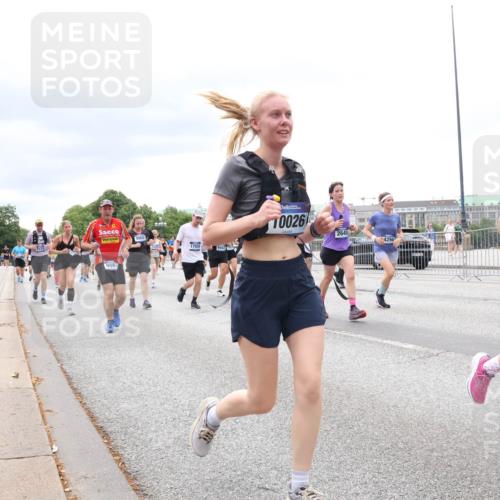 29.06.2025 - hella hamburg halbmarathon Lena Gebhardt http://msf.ph/oto/8406981 29.06.2025 10:58:49 Lombardsbrücke 9960, 17554, 0026, 2649, 1326, 1365, 1380, 1514, 1646, 2057, 2449, 2621, 2649, 2929, 3231, 3373, 3416, 3540, 3565, 3868, 3966, 4042, 4043, 4225, 4294, 4312, 4577, 4648, 5016, 5159, 5211, 5400, 5655, 5732, 5988, 6010, 6167, 6301, 6330, 6341, 6554, 6588, 6599, 6633, 6638, 6702, 6927, 7095, 7096, 7443, 7870, 7933, 7957, 7967, 8489, 8544, 8545, 8547, 8592, 8631, 8701, 8752, 9123, 9221, 9225, 9563, 9889, 9960, 9982, 10498 meine-sportfotos.de