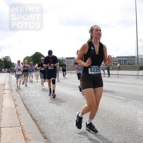 29.06.2025 - hella hamburg halbmarathon Lena Gebhardt http://msf.ph/oto/8406985 29.06.2025 10:41:23 Lombardsbrücke 16846, 11686, 875, 5225, 1314, 1317, 1509, 1536, 1542, 1623, 1731, 2153, 2229, 2258, 2805, 3344, 3532, 3533, 3623, 4234, 4412, 4415, 4610, 4638, 4774, 5086, 5225, 5549, 5688, 5689, 5928, 5942, 6088, 6250, 6450, 6474, 6793, 6842, 6894, 7022, 7023, 7661, 7821, 7829, 8004, 8162, 8163, 8293, 8385, 8586, 8751, 8769, 8848, 8878, 8992, 9962, 10181, 10269, 10348, 10407, 10483, 10644, 10835, 11011, 11166 meine-sportfotos.de