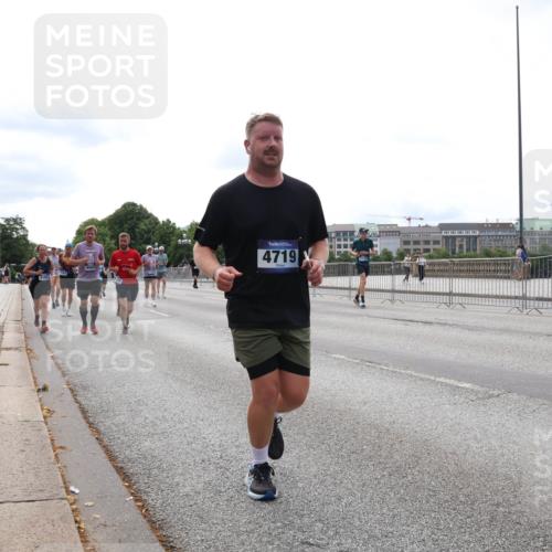 29.06.2025 - hella hamburg halbmarathon Lena Gebhardt http://msf.ph/oto/8406999 29.06.2025 10:24:30 Lombardsbrücke 4719, 1005, 1009, 1064, 1352, 1389, 1395, 2132, 2280, 2477, 2944, 3013, 3053, 3099, 3113, 3132, 3185, 3285, 3421, 3579, 3786, 4111, 4162, 4221, 4464, 4684, 4719, 4993, 5039, 5138, 5829, 5830, 5954, 6261, 6478, 6524, 6526, 6570, 7426, 7528, 7920, 7975, 8167, 8187, 8297, 9063, 10907, 11306, 11347, 11651, 11816, 11817, 12070, 12210, 12303, 13111, 13113, 13380, 13573, 13638, 13711, 14143, 14898, 15975, 17535 meine-sportfotos.de