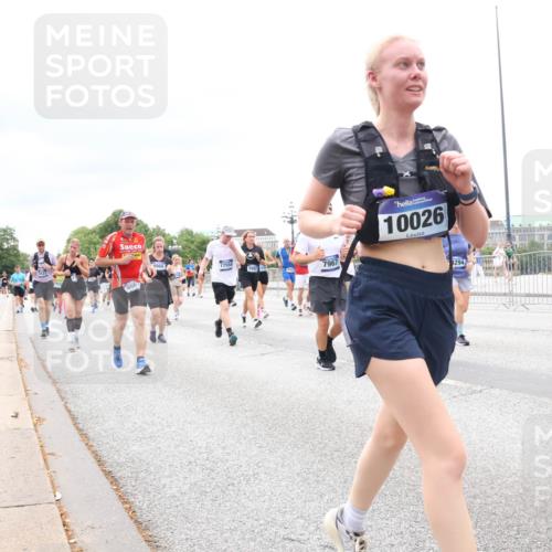29.06.2025 - hella hamburg halbmarathon Lena Gebhardt http://msf.ph/oto/8407006 29.06.2025 10:58:49 Lombardsbrücke 956, 17554, 7967, 10026, 4294, 17572, 1326, 1365, 1380, 1514, 1646, 2057, 2449, 2621, 2649, 2929, 3231, 3373, 3416, 3540, 3565, 3868, 3966, 4042, 4043, 4225, 4294, 4312, 4577, 4648, 5016, 5159, 5211, 5400, 5655, 5732, 5988, 6010, 6167, 6301, 6330, 6341, 6554, 6588, 6599, 6633, 6638, 6702, 6927, 7095, 7096, 7443, 7870, 7933, 7957, 7967, 8489, 8544, 8545, 8547, 8592, 8631, 8701, 8752, 9123, 9221, 9225, 9563, 9889, 9960, 9982, 10498 meine-sportfotos.de
