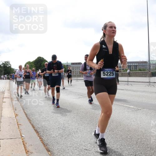 29.06.2025 - hella hamburg halbmarathon Lena Gebhardt http://msf.ph/oto/8407013 29.06.2025 10:41:23 Lombardsbrücke 385, 16846, 11686, 5225, 1314, 1317, 1509, 1536, 1542, 1623, 1731, 2153, 2229, 2258, 2805, 3344, 3532, 3533, 3623, 4234, 4412, 4415, 4610, 4638, 4774, 5086, 5225, 5549, 5688, 5689, 5928, 5942, 6088, 6250, 6450, 6474, 6793, 6842, 6894, 7022, 7023, 7661, 7821, 7829, 8004, 8162, 8163, 8293, 8385, 8586, 8751, 8769, 8848, 8878, 8992, 9962, 10181, 10269, 10348, 10407, 10483, 10644, 10835, 11011, 11166 meine-sportfotos.de