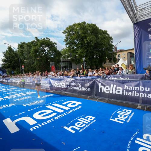 29.06.2025 - hella hamburg halbmarathon Zöllner http://msf.ph/oto/8407016 29.06.2025 10:12:45 Ziel 28 meine-sportfotos.de