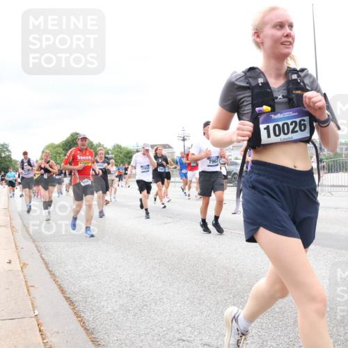 29.06.2025 - hella hamburg halbmarathon Lena Gebhardt http://msf.ph/oto/8407029 29.06.2025 10:58:49 Lombardsbrücke 956, 7967, 17554, 10026, 17572, 1326, 1365, 1380, 1514, 1646, 2057, 2449, 2621, 2649, 2929, 3231, 3373, 3416, 3540, 3565, 3868, 3966, 4042, 4043, 4225, 4294, 4312, 4577, 4648, 5016, 5159, 5211, 5400, 5655, 5732, 5988, 6010, 6167, 6301, 6330, 6341, 6554, 6588, 6599, 6633, 6638, 6702, 6927, 7095, 7096, 7443, 7870, 7933, 7957, 7967, 8489, 8544, 8545, 8547, 8592, 8631, 8701, 8752, 9123, 9221, 9225, 9563, 9889, 9960, 9982, 10498 meine-sportfotos.de