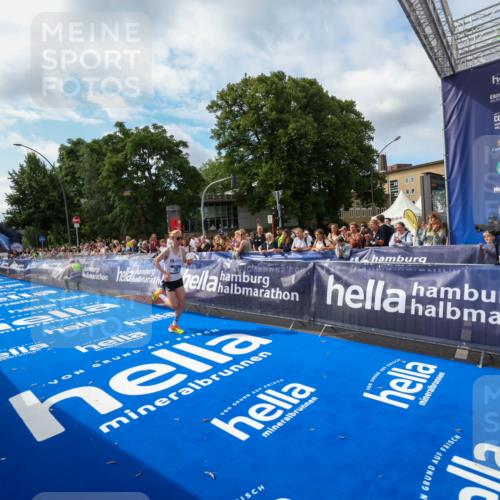 29.06.2025 - hella hamburg halbmarathon Zöllner http://msf.ph/oto/8407042 29.06.2025 10:12:45 Ziel 28 meine-sportfotos.de